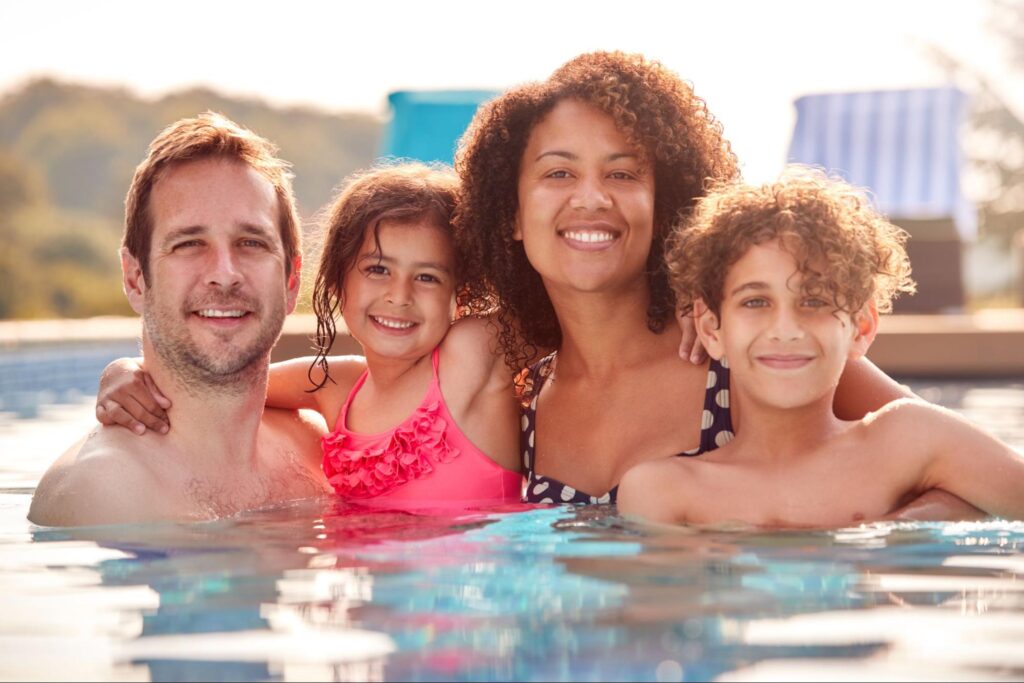 Un cours de secourisme par famille peut sauver une vie, à la piscine comme au quotidien Un cours de secourisme par famille peut sauver une vie, à la piscine comme au quotidien